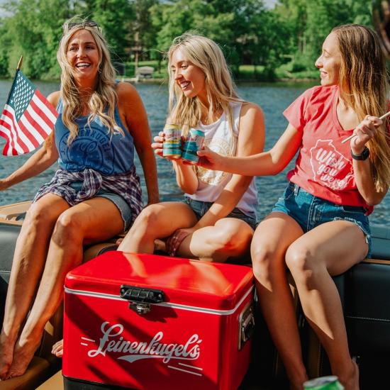Celebrating America on one of its beautiful lakes with a Leinenkugel’s 🍻