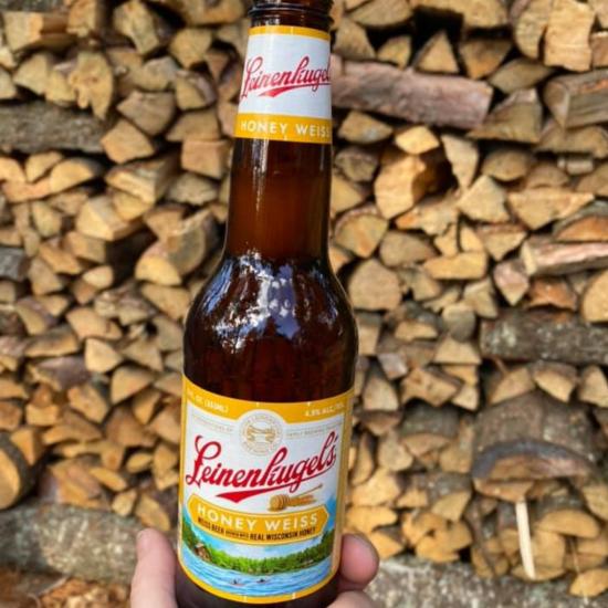 Did you know Honey Weiss was made with a touch of real Wisconsin honey? #WorldHoneyBeeDay 🐝 

📷: Renee Flower Sell