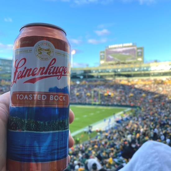 Tackling this can of Toasted Bock while the team tackles the ball 🏈

📷: @zwisniewski